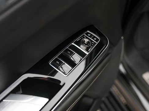 Certified 2025 Cadillac Escalade ESV V AWD/4WD image 23