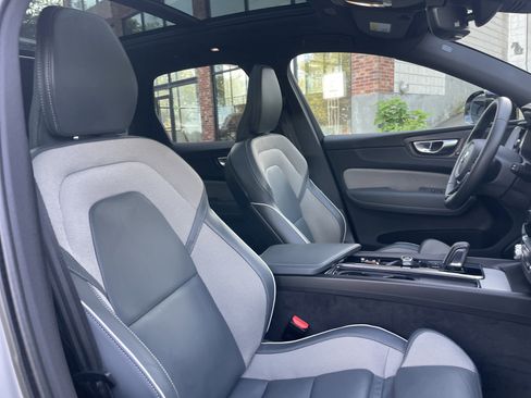 Used 2022 Volvo XC60 B5 R-Design image 15