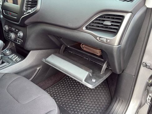 Used 2019 Jeep Cherokee Latitude w/ Cold Weather Group AWD/4WD image 23