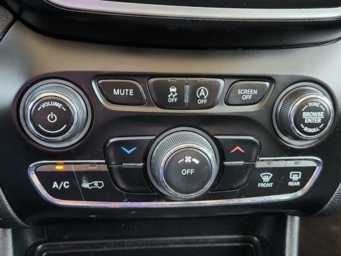 Used 2019 Jeep Cherokee Latitude Plus FWD image 16