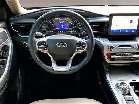 Used 2022 Ford Explorer XLT w/ Equipment Group 202A image 8