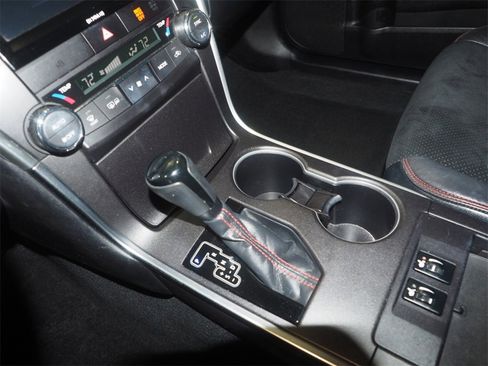 Used 2016 Toyota Camry XLE image 16