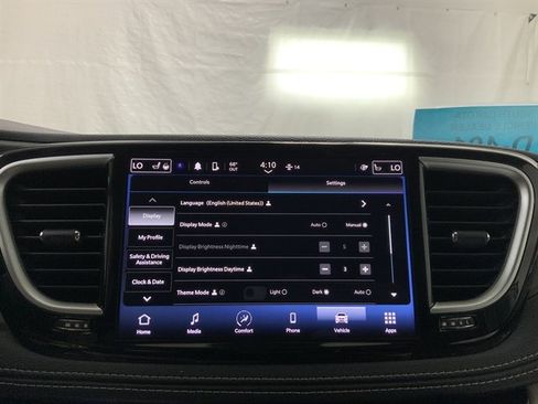 Used 2024 Chrysler Pacifica Touring-L image 34