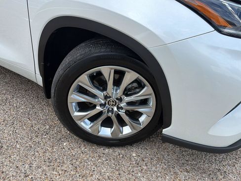 Certified 2024 Toyota Highlander Limited AWD/4WD image 9