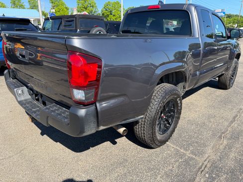Used 2022 Toyota Tacoma SR AWD/4WD image 2