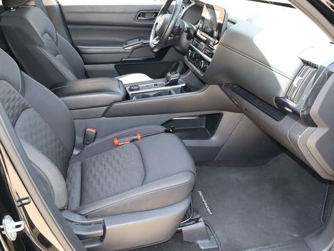 Used 2024 Nissan Pathfinder SV AWD/4WD image 17