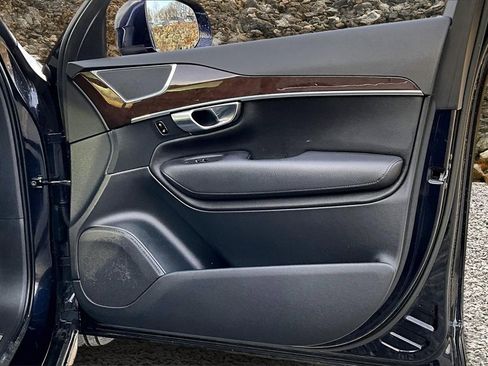 Used 2019 Volvo XC90 T6 Momentum w/ Protection Package image 21