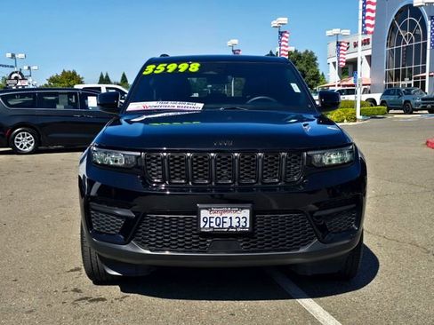 Used 2023 Jeep Grand Cherokee Altitude RWD image 2