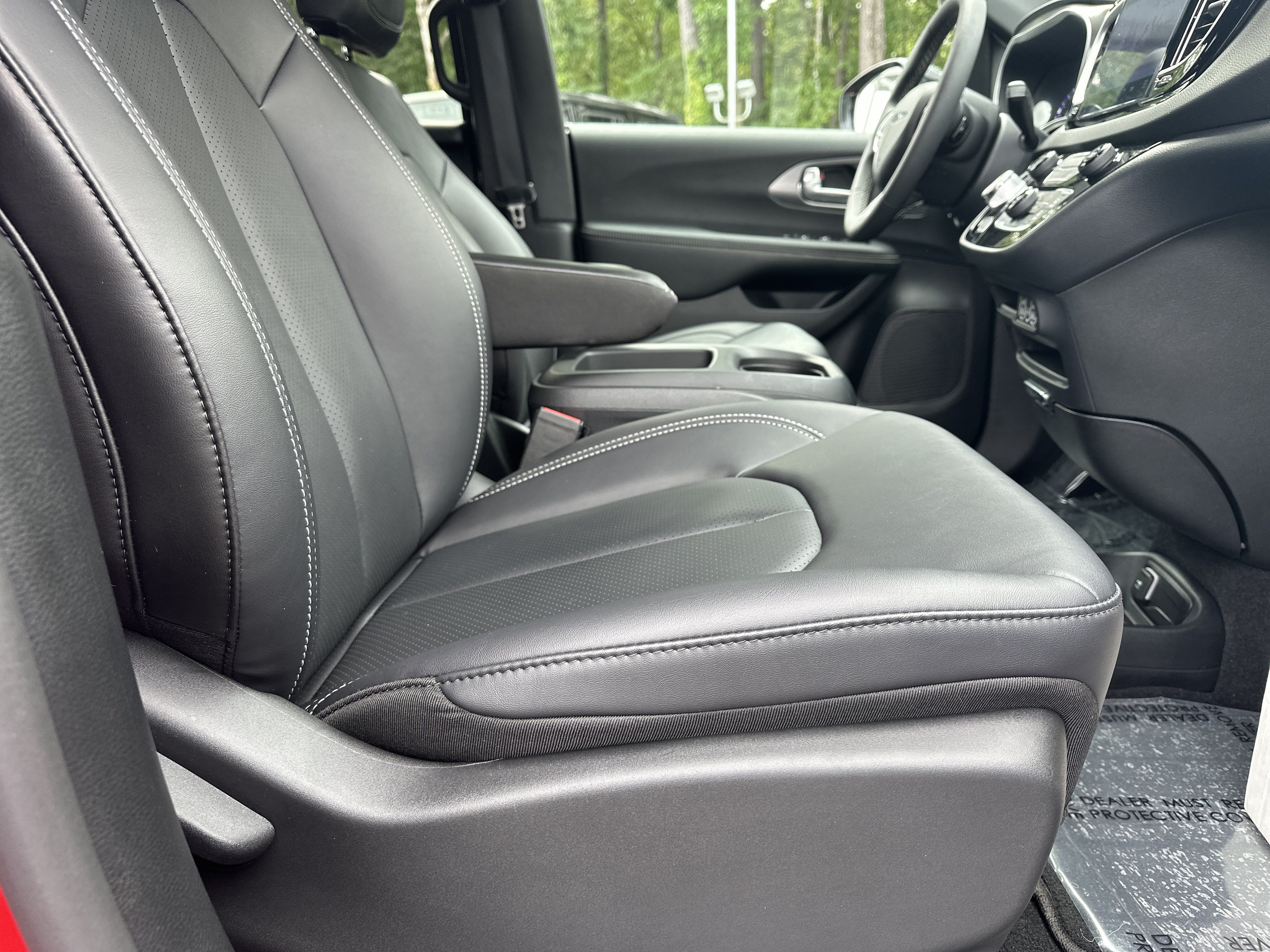 Used 2025 Chrysler Voyager LX FWD image 14