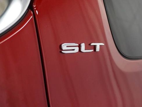 Used 2023 GMC Acadia SLT w/ Technology Package FWD image 5