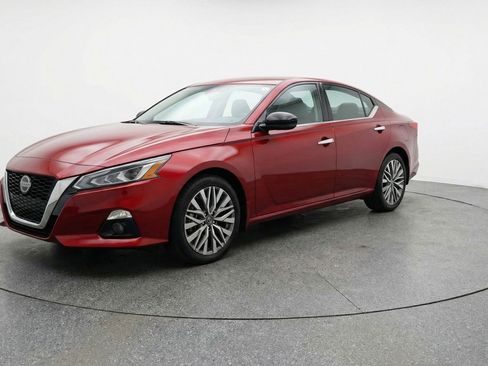 Used 2025 Nissan Altima 2.5 SV image 2