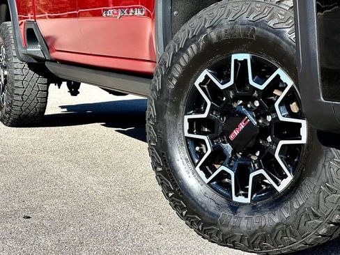 Used 2025 GMC Sierra 2500 AT4X image 2