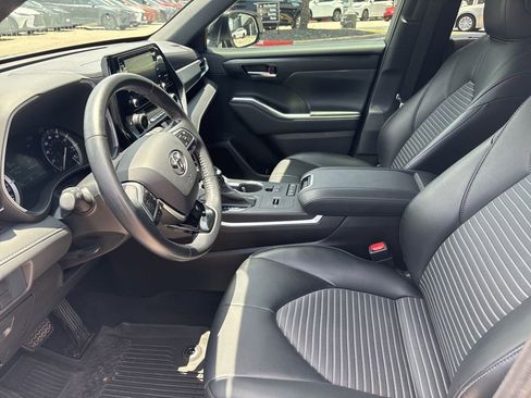 Used 2021 Toyota Highlander XSE FWD image 19