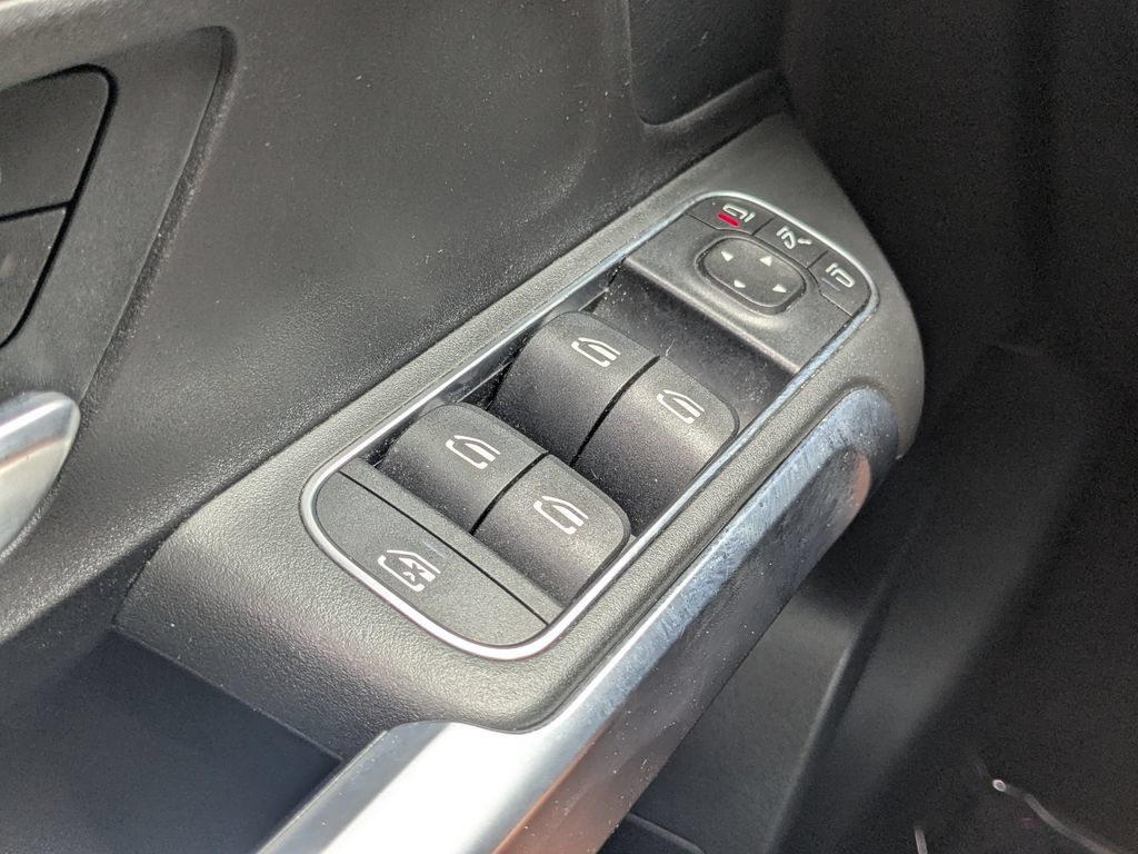 Used 2022 Mercedes-Benz GLB 250 4MATIC w/ Premium Package Lite image 10