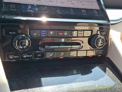 Certified 2024 Jeep Grand Cherokee Limited w/ Luxury Tech Group II AWD/4WD image 16