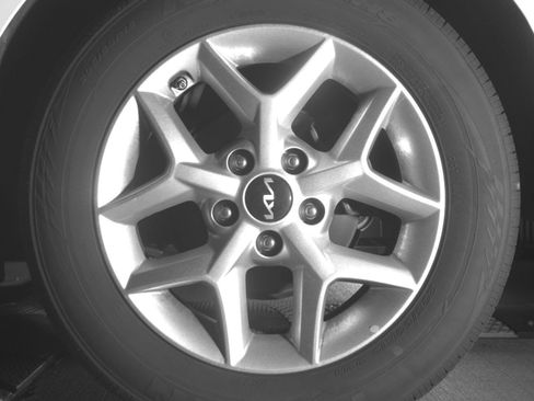 Used 2025 Kia Soul LX w/ LX Technology Package FWD image 16