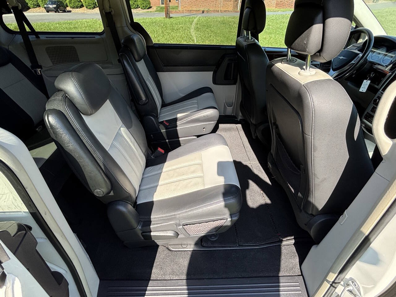 Used 2010 Chrysler Town & Country Touring Plus FWD image 11