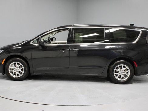 Used 2024 Chrysler Pacifica Touring-L FWD image 9