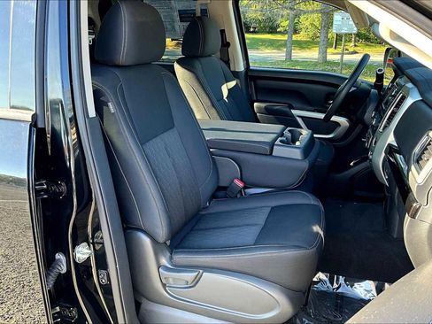 Used 2019 Nissan Titan SV image 8