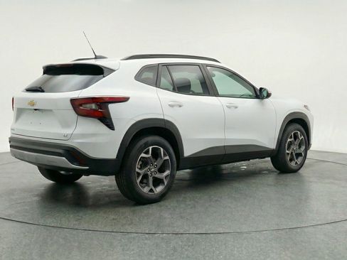 Used 2025 Chevrolet Trax LT w/ LT Convenience Package image 9