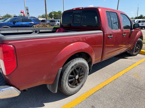 Used 2018 Nissan Frontier SV image 2