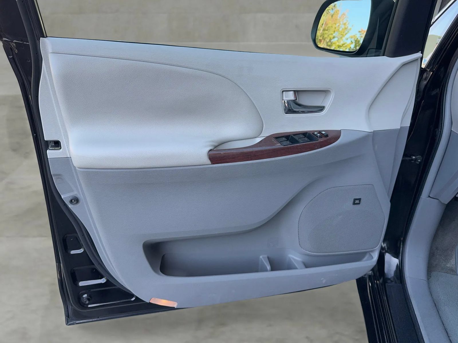 Used 2011 Toyota Sienna XLE w/ Premium Pkg FWD image 12