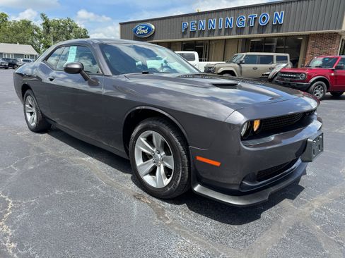 Used 2018 Dodge Challenger SXT RWD image 9