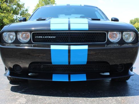 Used 2014 Dodge Challenger SXT RWD image 2