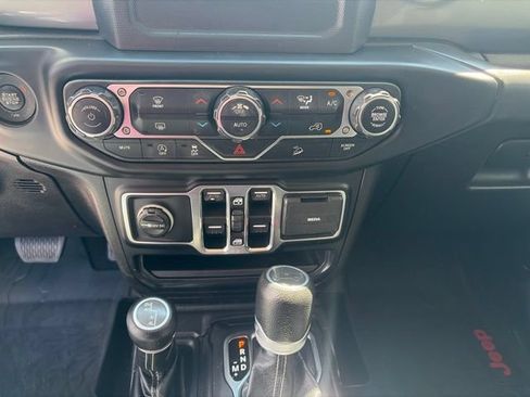 Used 2019 Jeep Wrangler Unlimited Sahara AWD/4WD image 11