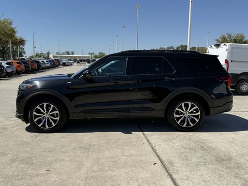 Used 2025 Ford Explorer ST-Line image 9
