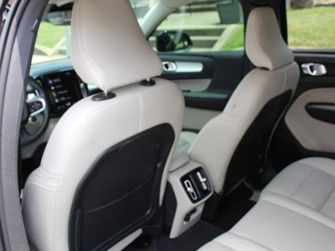 Used 2022 Volvo XC40 T5 Momentum image 23