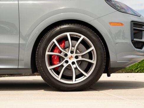 Used 2025 Porsche Cayenne S AWD/4WD image 37