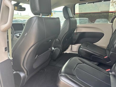 Used 2024 Chrysler Pacifica Touring-L image 13