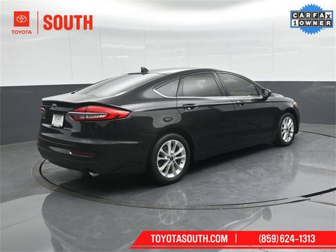 Used 2019 Ford Fusion SE image 2