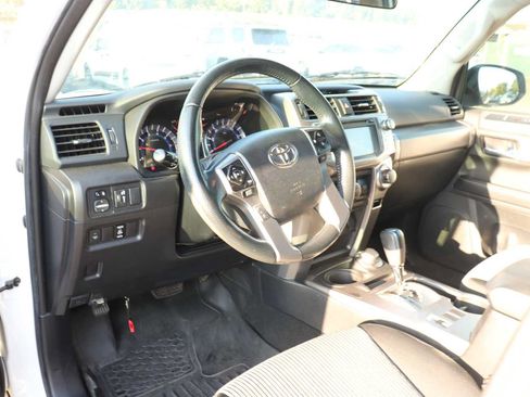Used 2017 Toyota 4Runner SR5 AWD/4WD image 10