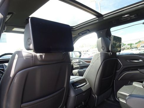 Used 2021 Cadillac Escalade Premium Luxury AWD/4WD image 17