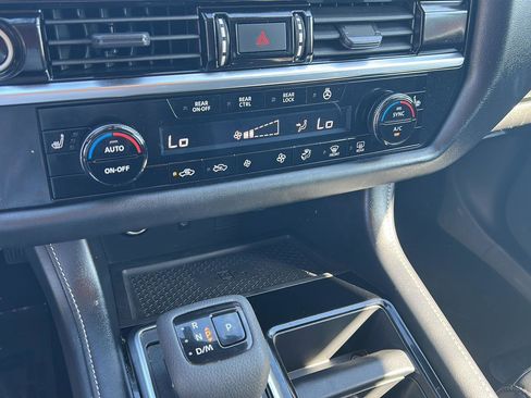 Used 2023 Nissan Pathfinder SL AWD/4WD image 14