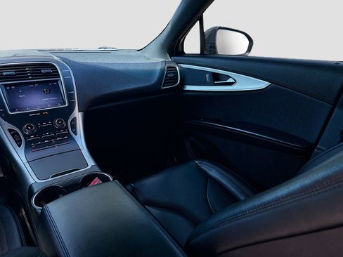 Used 2020 Lincoln Nautilus FWD image 19