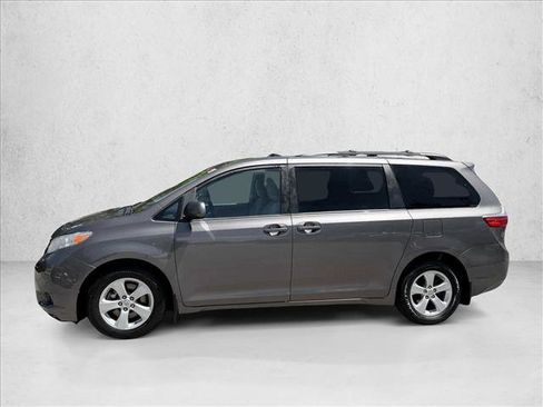 Used 2015 Toyota Sienna LE FWD image 4