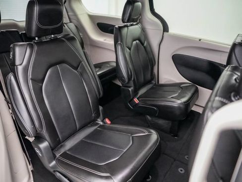 Used 2023 Chrysler Pacifica Touring-L FWD image 26