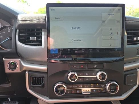 Used 2023 Ford Expedition Max XLT image 7