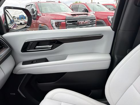 Used 2025 Chevrolet Tahoe Premier AWD/4WD image 24