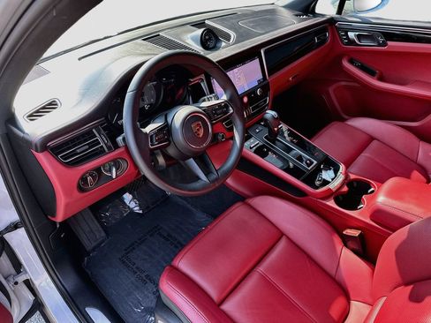 Certified 2024 Porsche Macan S AWD/4WD image 4