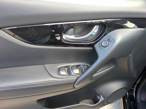 Used 2020 Nissan Rogue Sport SV image 12