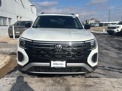 Used 2025 Volkswagen Atlas Peak Edition SE image 3