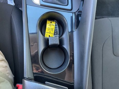 Used 2022 Hyundai Elantra SEL w/ Convenience + Premium Package image 12