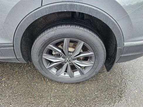 Used 2022 Volkswagen Tiguan SE image 9
