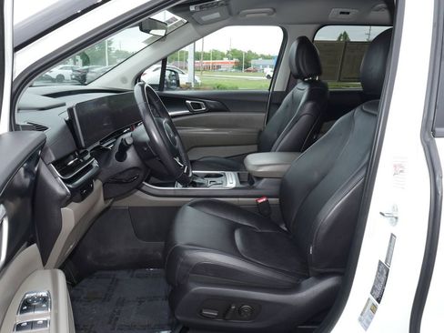 Used 2025 Kia Carnival FWD image 33