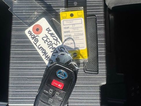 Used 2025 Toyota Sienna LE FWD image 33