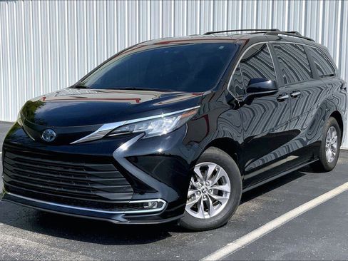 Used 2022 Toyota Sienna XLE FWD image 1